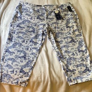 NWT Charter Club print Capri jeans